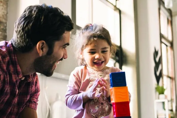 تفاعل الأب المبكر مع أطفاله الرضَّع يؤثر بالإيجاب على صحتهم لاحقاً