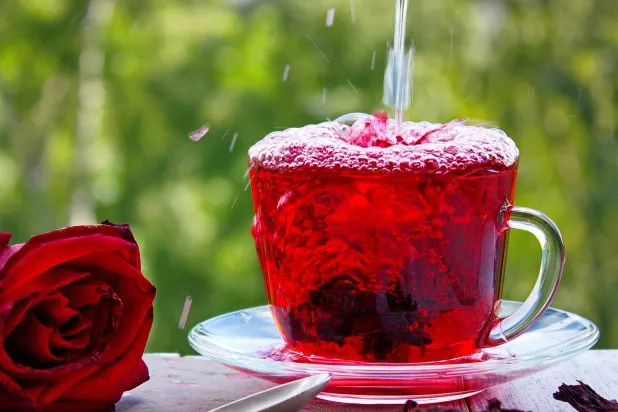 كوب من شاي الكركديه (بيكسباي)