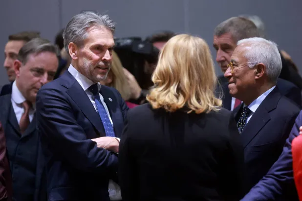 رئيس الوزراء الهولندي ديك شوف (يسار) ورئيس المجلس الأوروبي أنطونيو كوستا (يمين) خلال اجتماع غير رسمي لأعضاء المجلس الأوروبي في بروكسل 22 يناير 2026 (إ.ب.أ)