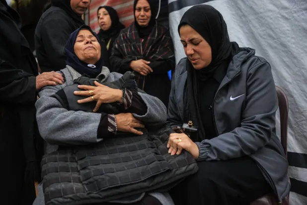 جانب من تشييع الصحافيين (أ.ف.ب)