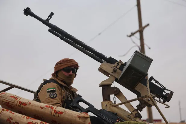 جندي سوري يجلس فوق آلية عسكرية في محيط حقل العمر النفطي في دير الزور (أ.ب) 