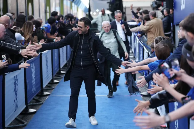 جماهير تشيلسي المتفائلة خيراً تستقبل ليام روزينيور في مستهل مسيرته مع النادي (رويترز)