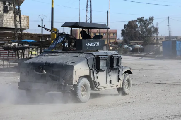 عربة عسكرية لـ«قوات سوريا الديمقراطية» في الحسكة الأربعاء (رويترز)