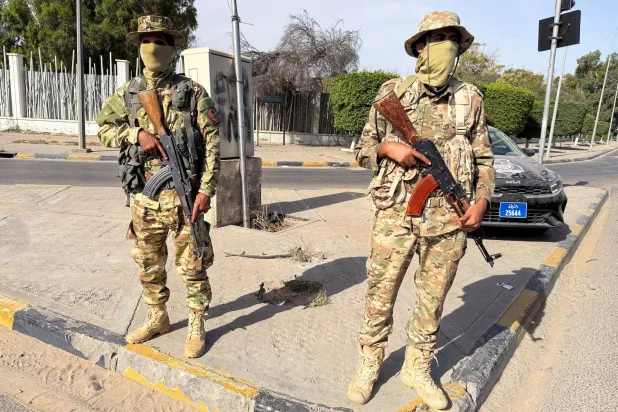 عنصران من الجيش الليبي في العاصمة طرابلس (رويترز - أرشيفية)