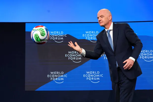 إنفانتينو يستقبل الكرة قبل إلقاء كلمته (إ.ب.أ)