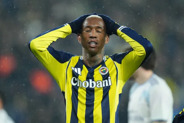 تاليسكا لاعب فنربخشة يتحسر على إهدار فرصة أمام أستون فيلا (أ.ب)