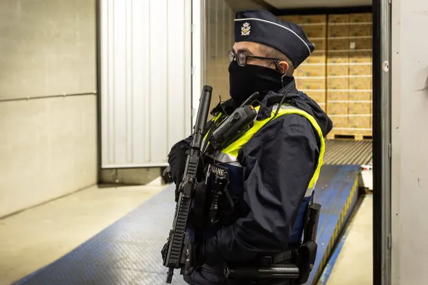 شرطي بلجيكي في بيفيرين قرب أنتويرب (أ.ف.ب)