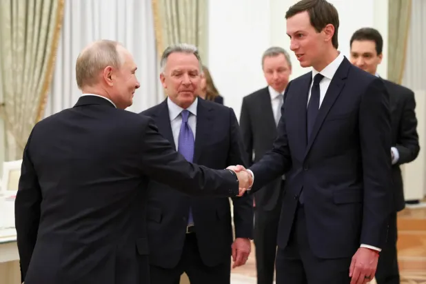 Rusya Devlet Başkanı Vladimir Putin, ABD elçileriyle yaptığı görüşme sırasında Jared Kushner ile tokalaşıyor (AP)
