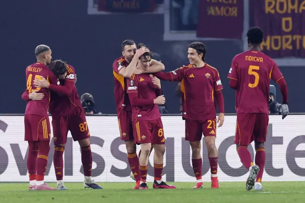 لاعبو روما يحتفلون بالهدف الثاني أمام شتوتغارت (أ.ف.ب)