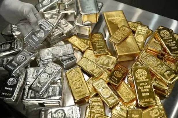 سبائك من الذهب والفضة مكدّسة داخل غرفة خزائن الودائع الآمنة في دار الذهب «برو أوروم» بمدينة ميونيخ (رويترز)