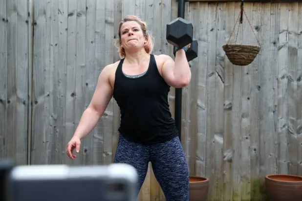 شخص يمارس تمارين رياضية (رويترز)