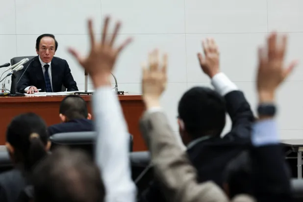 محافظ بنك اليابان المركزي في مؤتمر صحافي بمقر البنك بالعاصمة طوكيو الجمعة (رويترز)