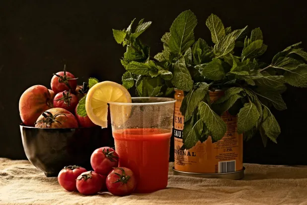 كوب من عصير الطماطم الطازج (بيكسلز)