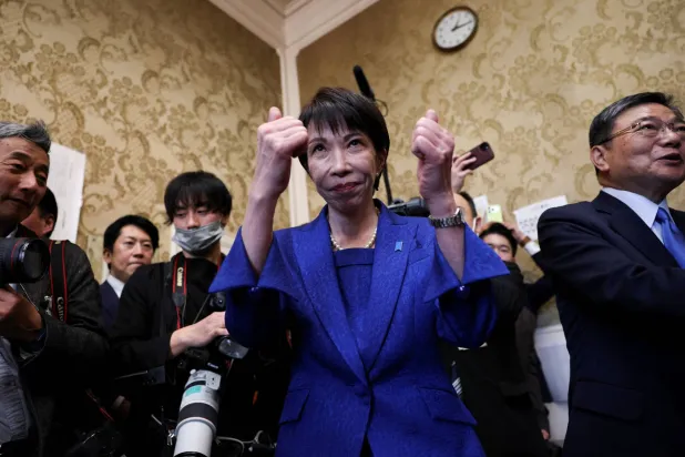 رئيسة الوزراء اليابانية ساناي تاكايتشي تحتفل بقرار حل البرلمان يوم الجمعة (رويترز)