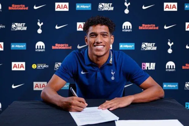 الظهير الأيسر سوزا يوقّع لسبيرز (نادي توتنهام)