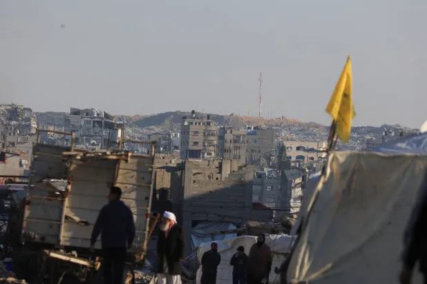 نازحون فلسطينيون يسيرون قرب المنطقة التي حددها الجيش الإسرائيلي بـ«الخط الأصفر» شرق مدينة غزة في 16 يناير 2026 (رويترز)