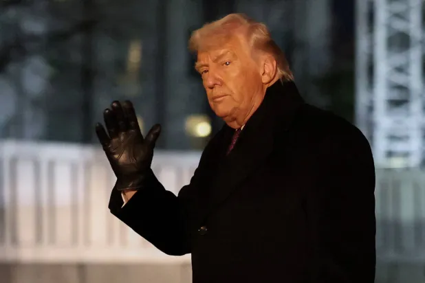 الرئيس الأميركي دونالد ترمب يلوّح بيده لدى عودته إلى البيت الأبيض بعد رحلته إلى دافوس بسويسرا... في العاصمة واشنطن 22 يناير 2026 (رويترز)