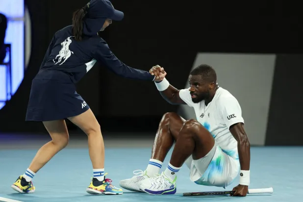 الأميركي فرنسيس تيافو ينهض بصعوبة بعد هزيمته أمام دي مينو (رويترز)