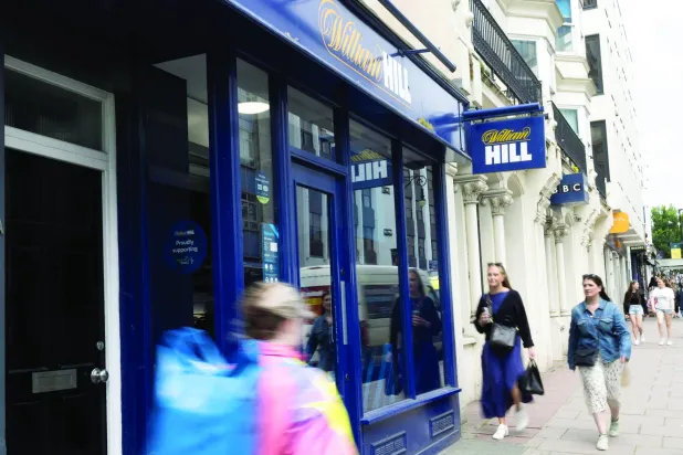 مراهنات إلكترونية تثير شبهة تسريب أمني في إسرائيل بعد توقع ضربات ضد إيران