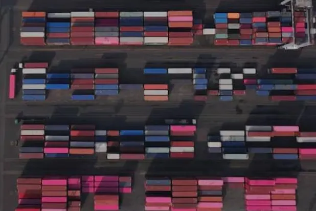 أكوام الحاويات بميناء تانجونغ بريوك في جاكرتا (رويترز)