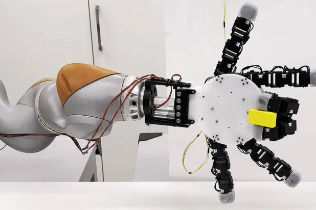 تصميم يد قابلة للفصل تمنح الروبوتات مرونة استثنائية (المعهد الفيدرالي السويسري للتكنولوجيا)
