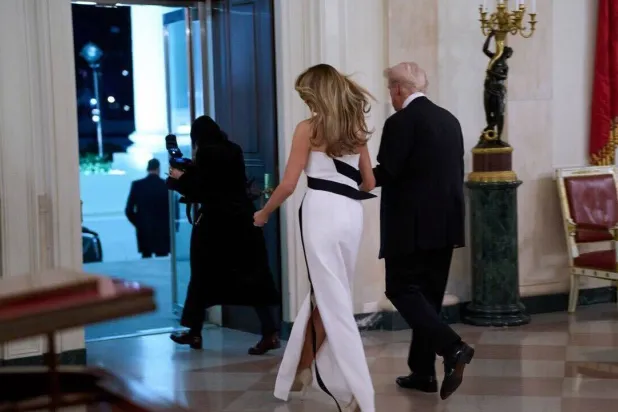 ترمب وميلانيا يحتفلان بالذكرى الـ21 لزواجهما بعد عودته من دافوس