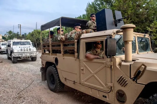 دورية مشتركة بين الجيش اللبناني وقوات «اليونيفيل» في جنوب لبنان (حساب «يونيفيل» في «تلغرام»)