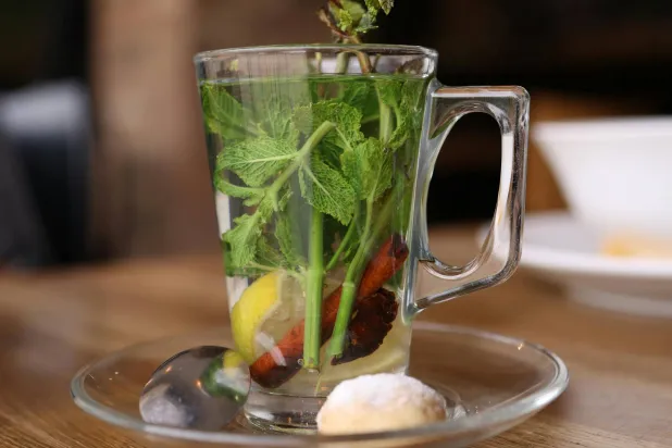 يعد شاي النعناع مشروباً خالياً من الكافيين ويقدم فوائد متعددة للهضم (بيكسلز)