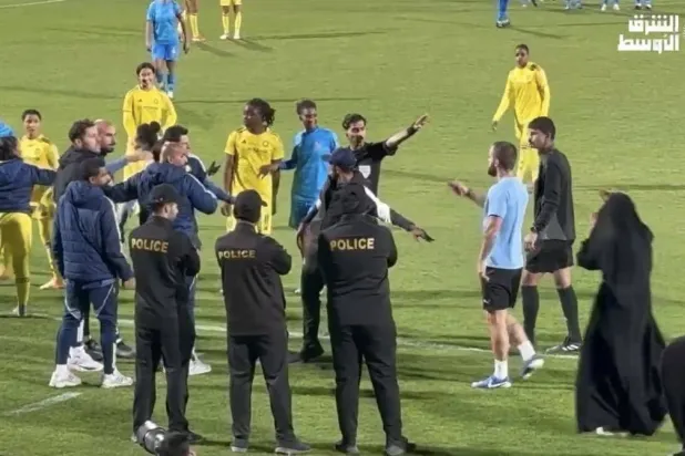 جانب من المشادات بين أعضاء الأجهزة الفنية (الشرق الأوسط)