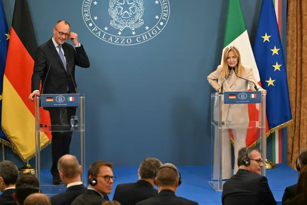 المستشار الألماني فريدريش ميرتس خلال مؤتمر صحافي مشترك مع رئيسة الوزراء الإيطالية جورجيا ميلوني في روما (أ.ف.ب)