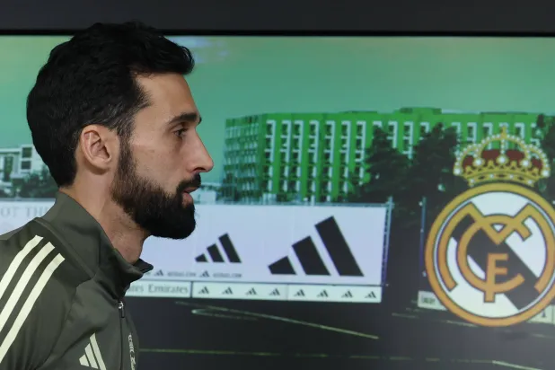 أربيلوا خلال مغادرته قاعة المؤتمر الصحافي (إ.ب.أ)