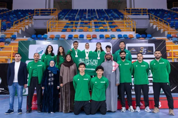 لاعبو وأعضاء البعثة السعودية في لقطة جماعية بعد نهاية المنافسات (الشرق الأوسط)