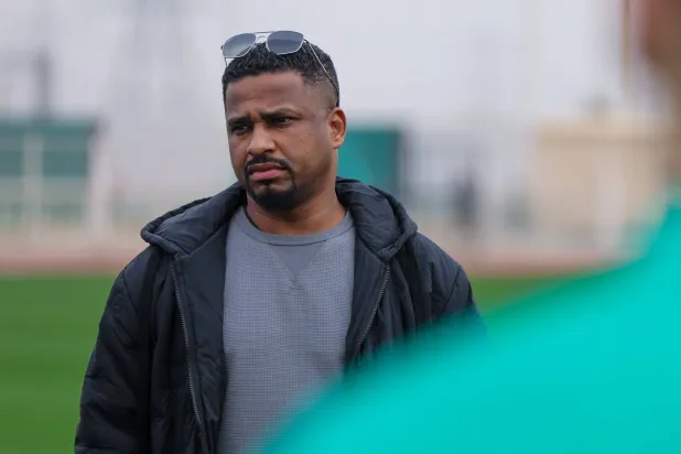 الشمراني خلال اجتماعه بلاعبي «النجمة» (موقع النادي)