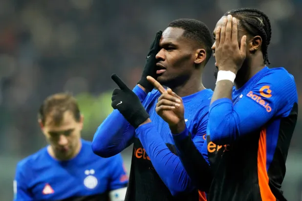  أنج يوان بوني لاعب الأنتر يحتفل بهدفه مع تورام (أ.ب)