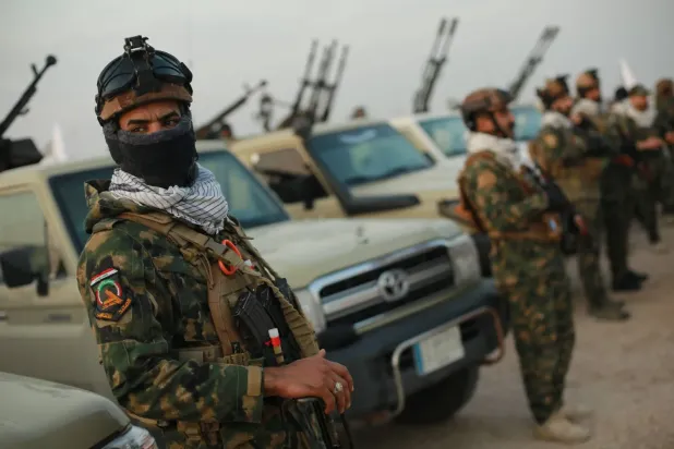 Irak'ın batısındaki el-Kaim'de, Irak-Suriye sınırındaki beton bir duvarın yanında Haşdi Şabi güçleri, (DPA)