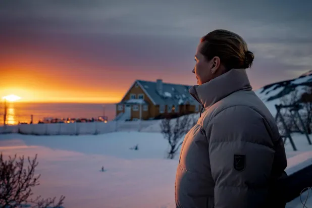 رئيسة وزراء الدنمارك ميته فريدريكسن في غرينلاند (أ.ف.ب)