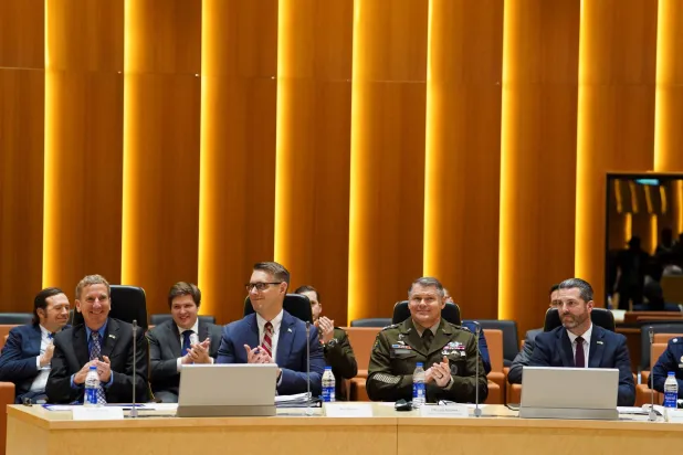 الطاقم الأميركي في مجموعة العمل المشتركة بين نيجيريا والولايات المتحدة (رويترز)