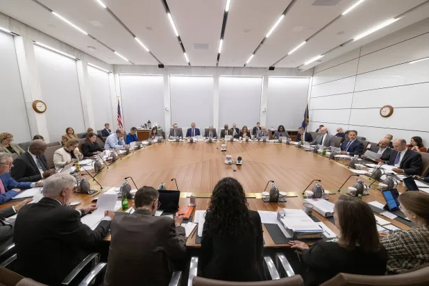 اللجنة الفيدرالية للسوق المفتوحة خلال اجتماعها في نوفمبر الماضي برئاسة باول (الفيدرالي)