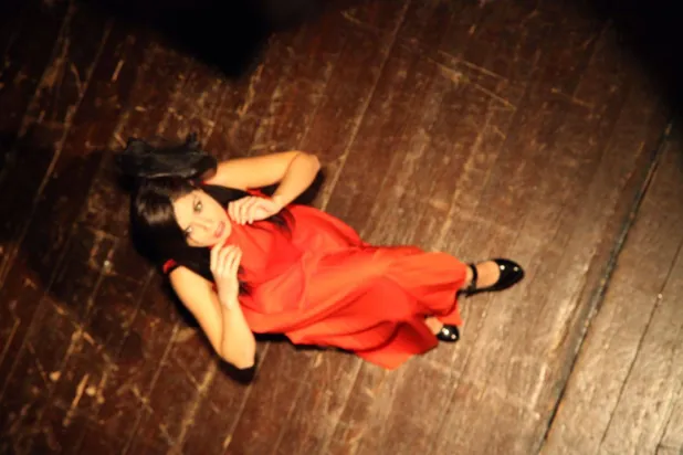 أنجيلا في أحد عروضها المسرحية (أنجيلا الحداد)