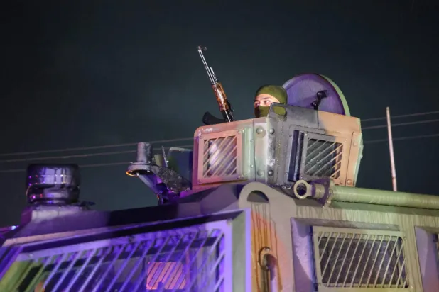 جندي سوري يتابع انسحاب قوات سوريا الديمقراطية من محيط سجن الأقطان في الرقة باتجاه كوباني (أ.ف.ب)