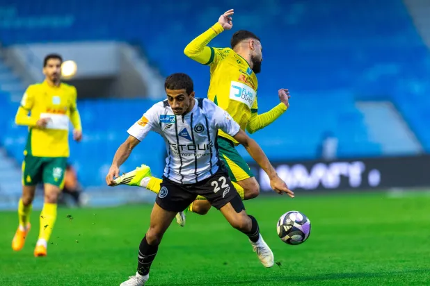 همام الهمامي يتعثر خلال إحدى الهجمات الشبابية (تصوير: عيسى الدبيسي)