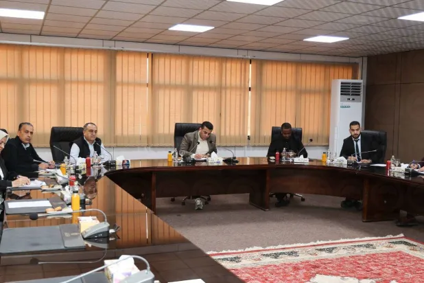 أعضاء بمجلس النواب الليبي في اجتماع لجنة برلمانية لمناقشة أزمة السيولة (المكتب الإعلامي للمجلس)