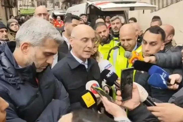 وزير الداخلية اللبناني أحمد الحجار يتفقد المباني المنهارة في طرابلس بشمال لبنان (الوكالة الوطنية)