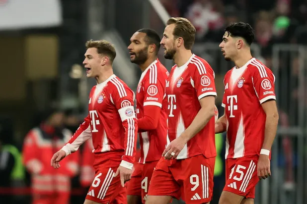 خيبة الأمل على وجوه لاعبي بايرن ميونيخ بعد الهزيمة من أوغسبورغ (إ.ب.أ)