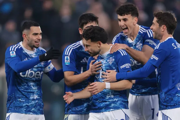 فرحة لاعبي كومو بالفوز الكاسح على تورينو (د.ب.أ)