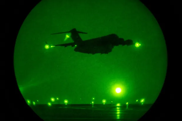 طائرة شحن عسكرية أميركية من طراز «سي 17 غلوبماستر» خلال الإقلاع من أحد المطارات (القيادة المركزية الأميركية عبر منصة «إكس»)