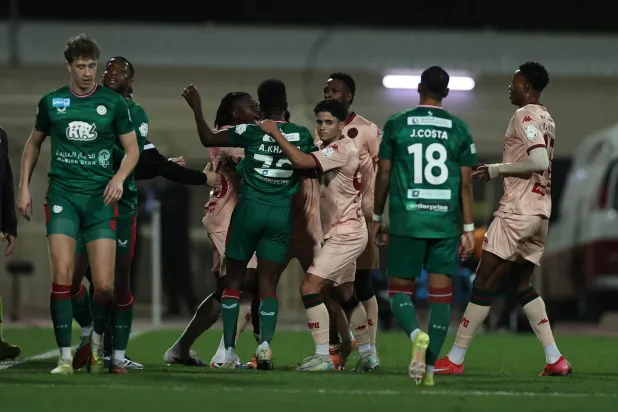 جانب من الاشتباكات التي شهدتها المباراة (تصوير: سعد العنزي)