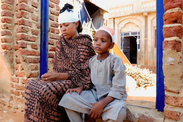 Kuzey Kordofan'ın el-Abyad kentinde İHA saldırısında yaralanan Sudanlılar (Reuters)