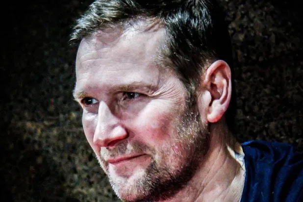 رواية فرنسية عن بيع جزيرة غرينلاند في مزاد علني