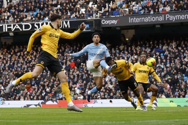 تسديدة مرموش لاعب مانشستر سيتي في طريقها لتعانق شباك وولفرهامبتون (رويترز)
